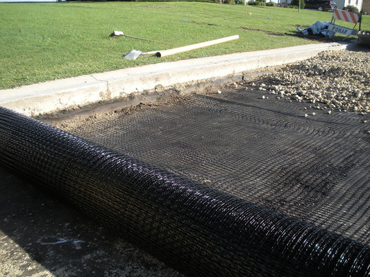 Excellent UV Resistance Fiberglass Geogrid for Road Construction 1m-6m Width 12-50mm Grid Size
